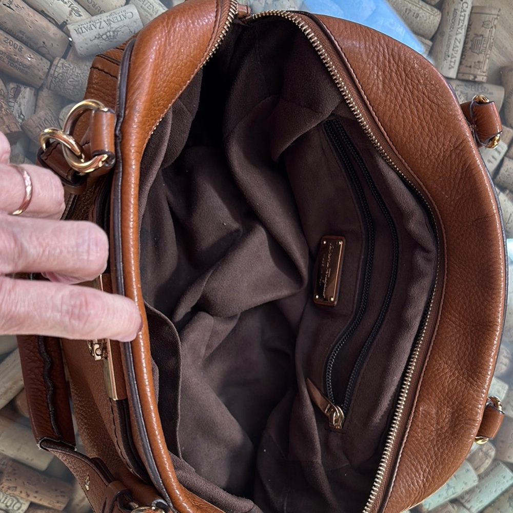 Elegant Brown Leather Handbag - Picture 2 of 6